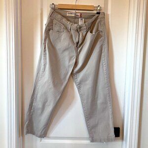Closet Clean Out Sale!!! Levi's Classic Slim Women's Jean Capris in Size 12